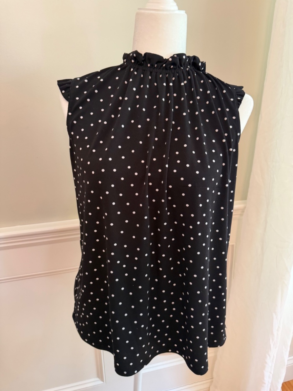 Adrianna Papell Black & White Polka Dot Ruffle Neck Sleeveless Blouse Size Large